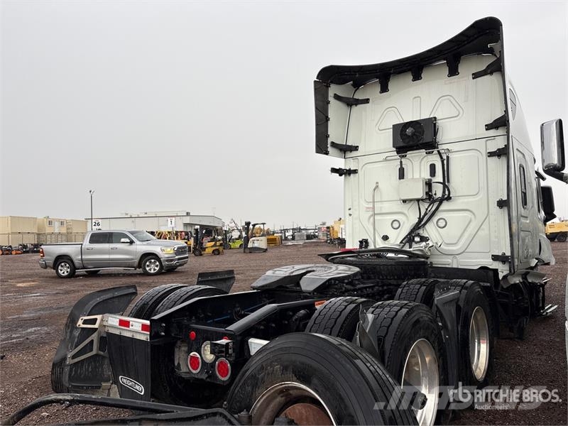 Freightliner Cascadia 126 6x4 T/A Sleeper Truck Tractor (Inoper Naudoti vilkikai