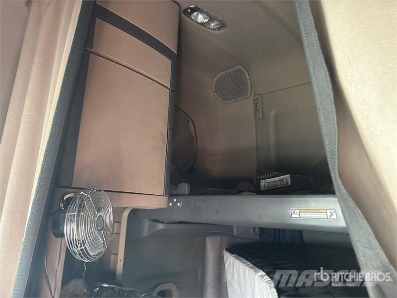Freightliner Cascadia 125 6x4 T/A Sleeper Truck Tractor (Inoper 트랙터 유닛