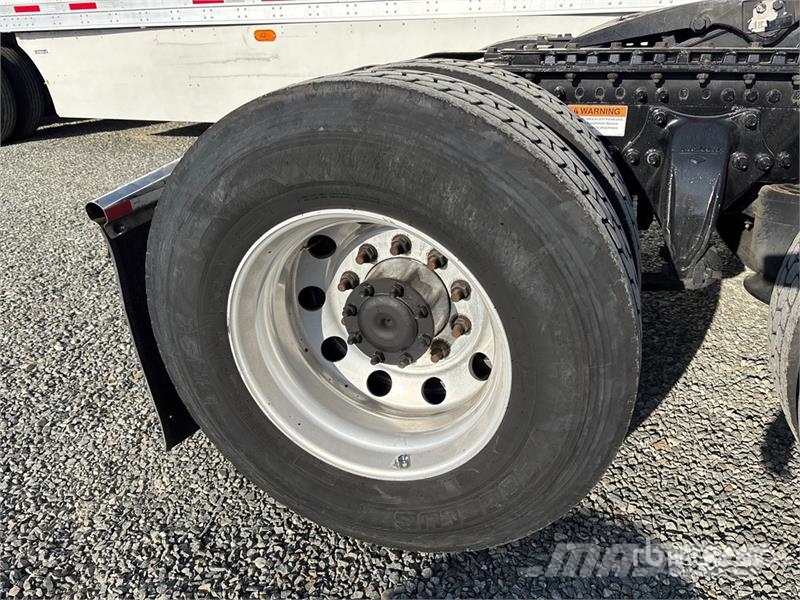 Freightliner Cascadia 126 6x4 T/A Sleeper Truck Tractor Nyergesvontatók