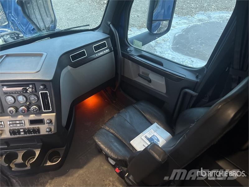 Freightliner Cascadia 126 8x4 Tri/A Sleeper Truck Tractor Trekkvogner