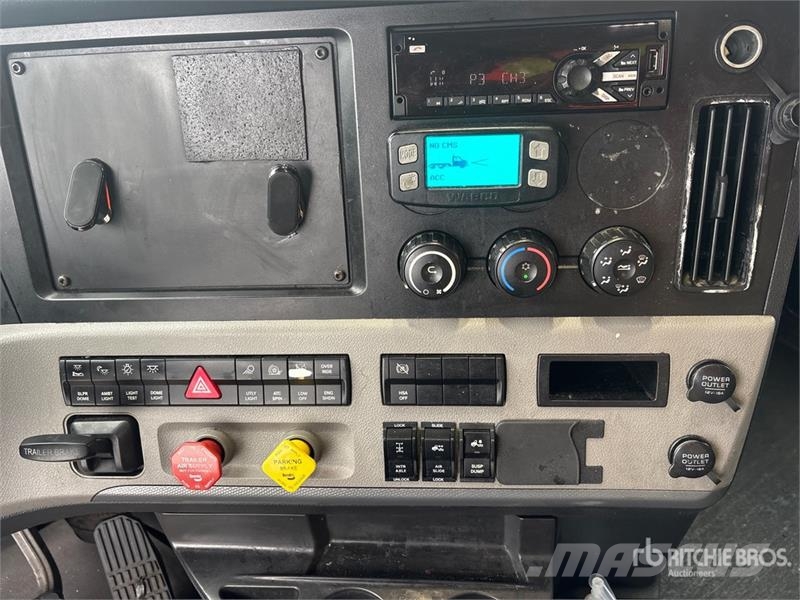 Freightliner Cascadia 126 6x4 T/A Sleeper Truck Tractor Tractor Units