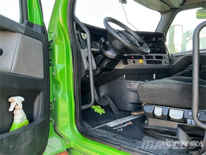 Freightliner Cascadia 126 T/A Sleeper Truck Tractor (Inoperable Тягачі