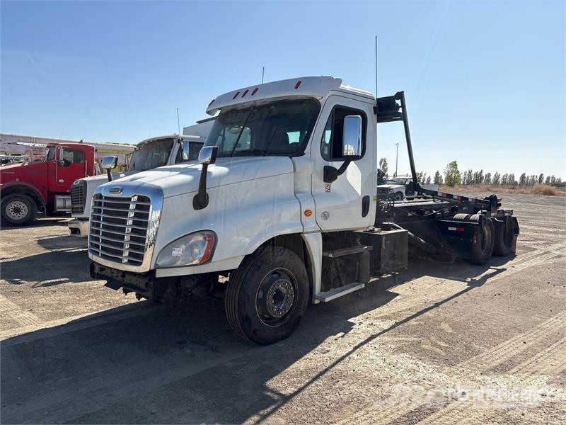 Freightliner Cascadia 125 6x4 Roll-Off Truck (Inoperable) شاحنات لوادر