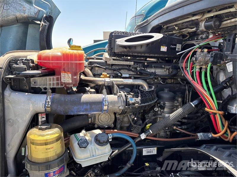 Freightliner Cascadia 126 6x4 T/A Sleeper Truck Tractor 트랙터 유닛