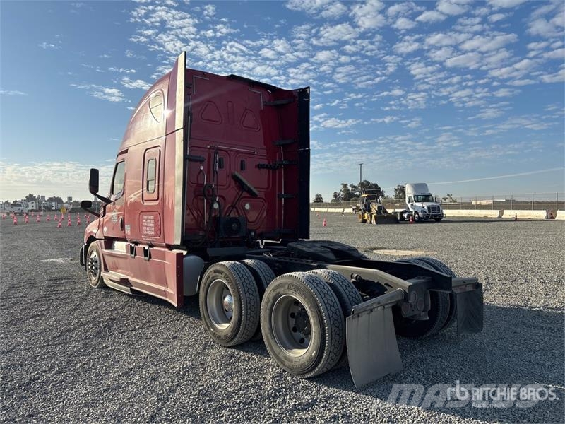 Freightliner Cascadia 126 6x4 T/A Sleeper Truck Tractor Nyergesvontatók
