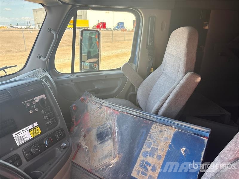 Freightliner Cascadia 125 6x4 T/A Sleeper Truck Tractor (Inoper 트랙터 유닛