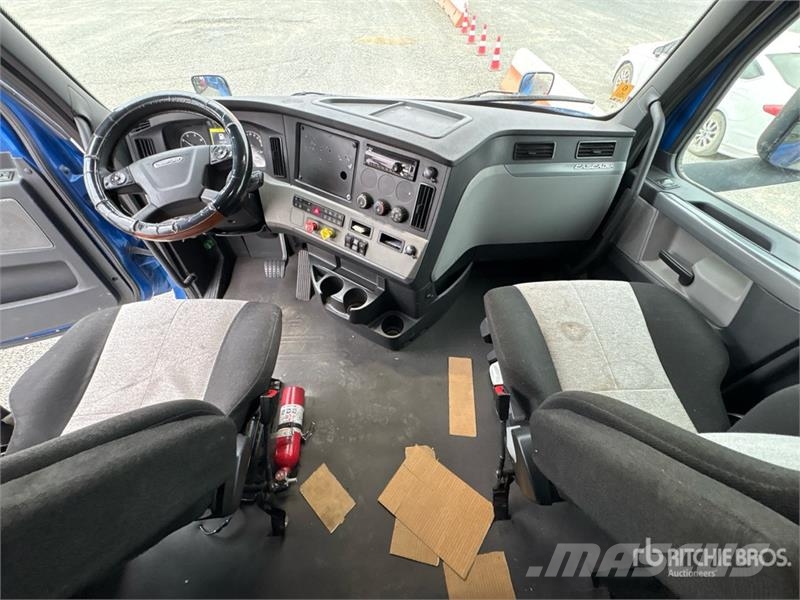 Freightliner Cascadia 126 6x4 T/A Sleeper Truck Tractor 中古トラクターヘッド | トレーラーヘッド