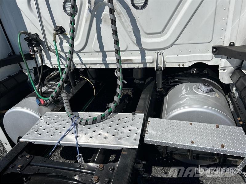 Freightliner Cascadia 126 6x4 T/A Sleeper Truck Tractor Sadulveokid