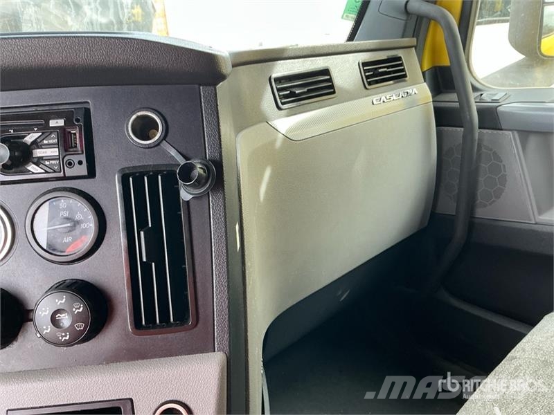 Freightliner Cascadia 126 6x4 T/A Sleeper Truck Tractor Vlačilci