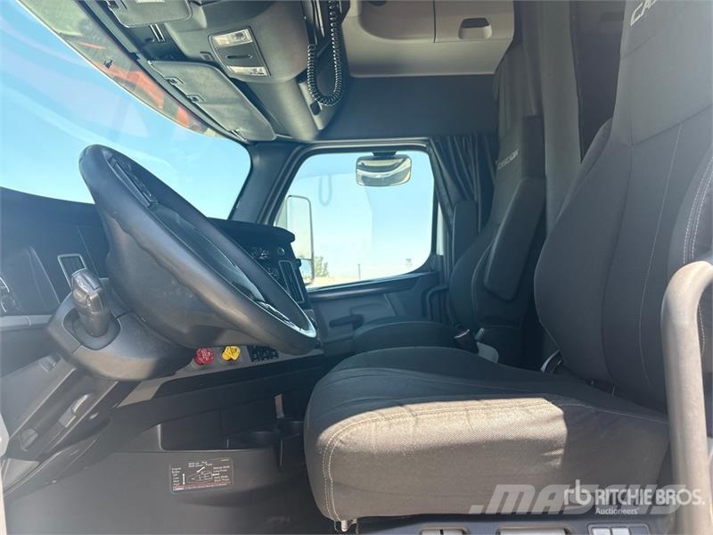 Freightliner Cascadia 126 6x4 T/A Sleeper Truck Tractor Тягачі