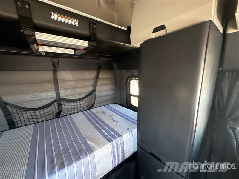Freightliner Cascadia 126 6x4 T/A Sleeper Truck Tractor Nyergesvontatók