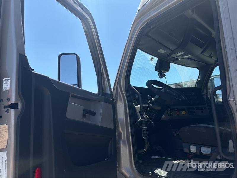 Freightliner Cascadia 126 6x4 T/A Sleeper Truck Tractor وحدات الجر