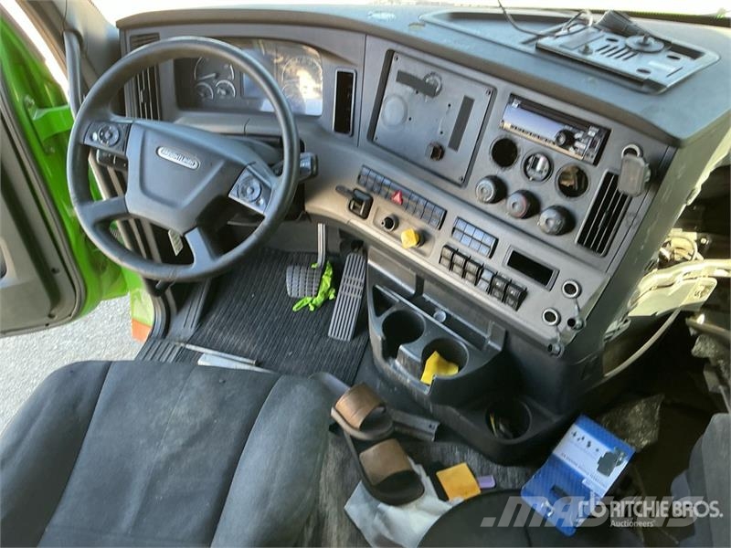 Freightliner Cascadia 126 T/A Sleeper Truck Tractor (Inoperable Тягачі