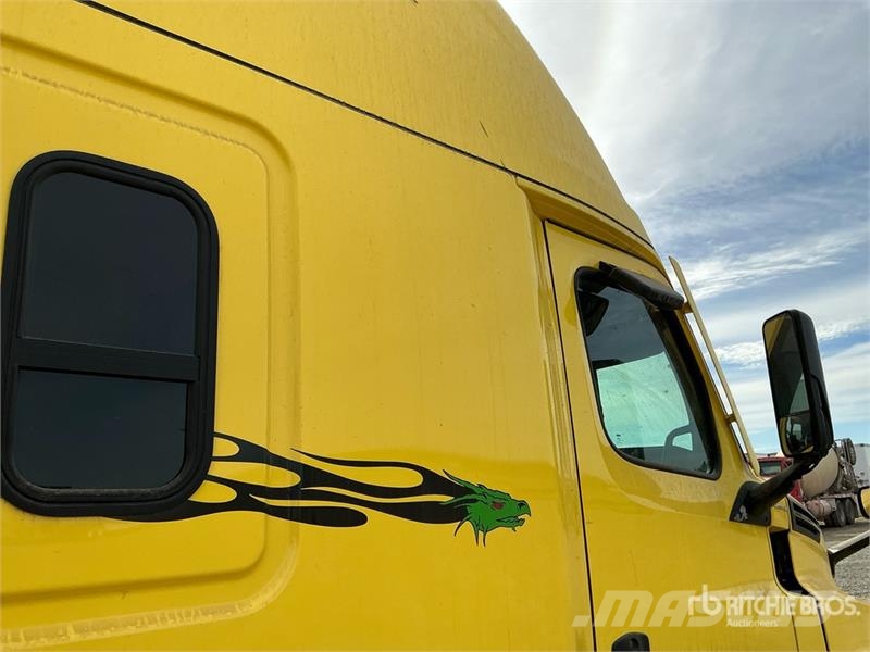 Freightliner Cascadia 126 6x4 T/A Sleeper Truck Tractor Vlačilci