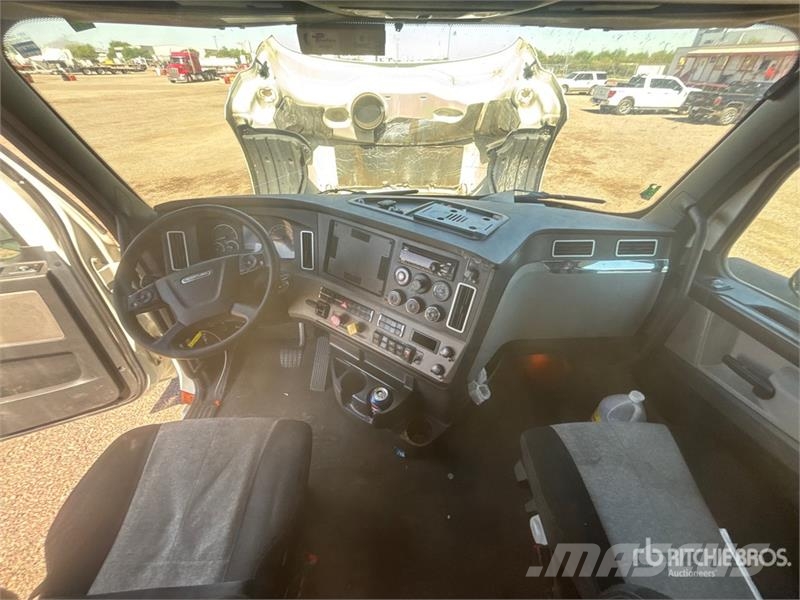 Freightliner Cascadia 126 6x4 T/A Sleeper Truck Tractor (Inoper 曳引機組件