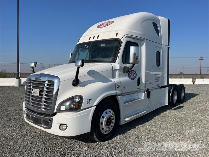 Freightliner Cascadia 125 6x4 T/A Sleeper Truck Tractor Тягачі