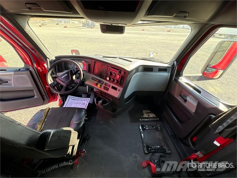 Freightliner Cascadia 126 6x4 T/A Sleeper Truck Tractor وحدات الجر