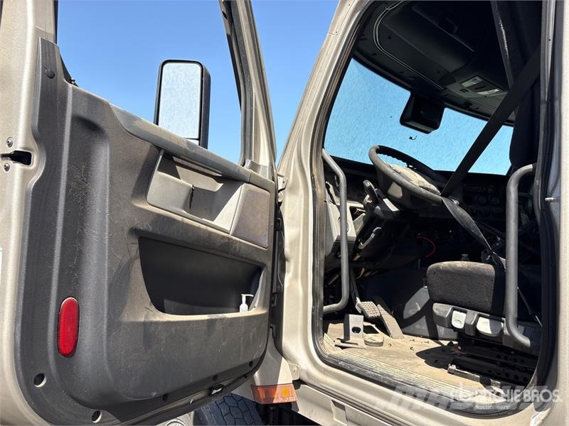 Freightliner Cascadia 126 6x4 T/A Sleeper Truck Tractor Vilcēji