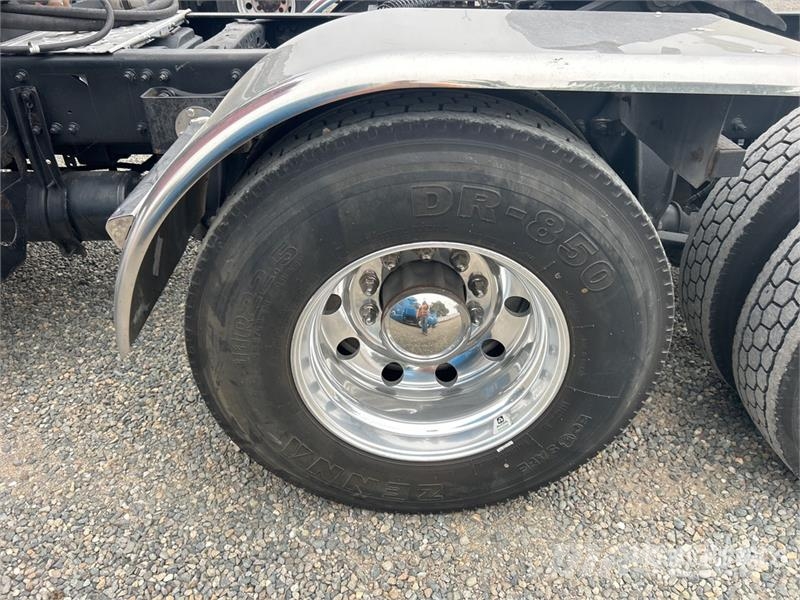 Freightliner Cascadia 125 6x4 T/A Sleeper Truck Tractor Cabezas tractoras