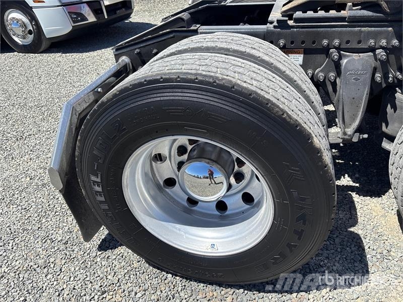 Freightliner Cascadia 126 6x4 T/A Sleeper Truck Tractor Тягачі