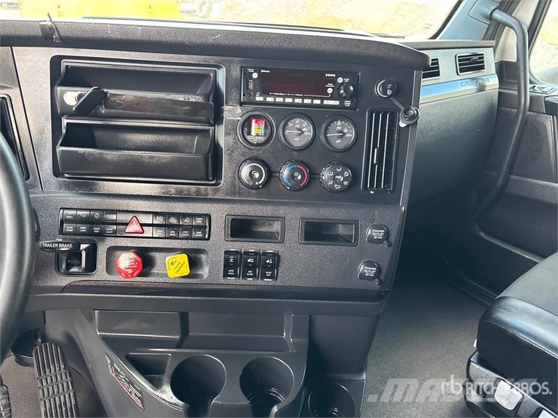 Freightliner Cascadia 126 6x4 T/A Sleeper Truck Tractor Tractor Units