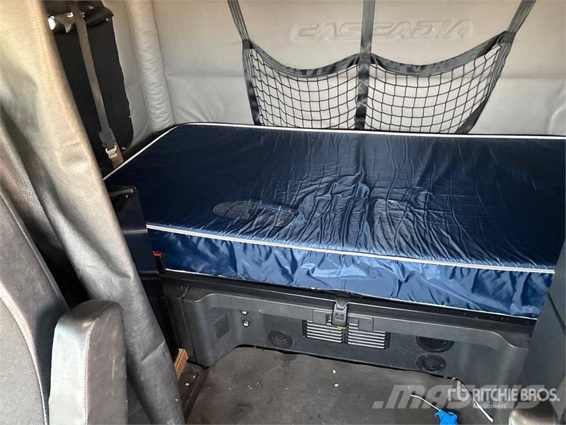 Freightliner Cascadia 126 6x4 T/A Sleeper Truck Tractor Nyergesvontatók