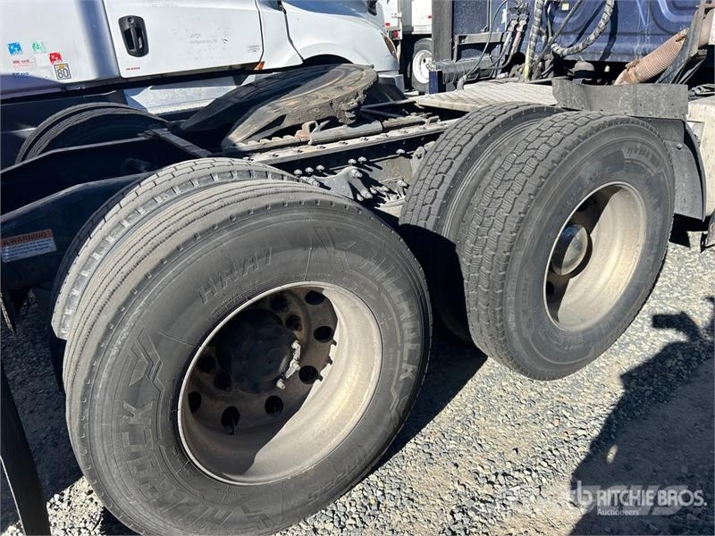Freightliner Cascadia 126 6x4 T/A Sleeper Truck Tractor Cabezas tractoras