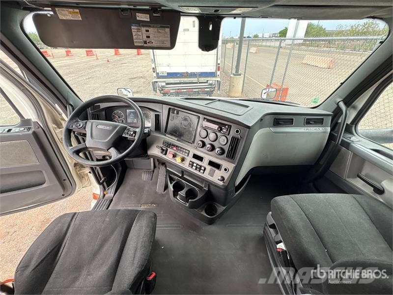 Freightliner Cascadia 126 6x4 T/A Sleeper Truck Tractor Tegljači