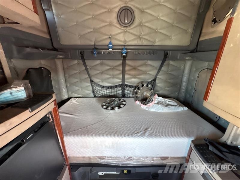 Freightliner Cascadia 125 6x4 T/A Sleeper Truck Tractor Sattelzugmaschinen