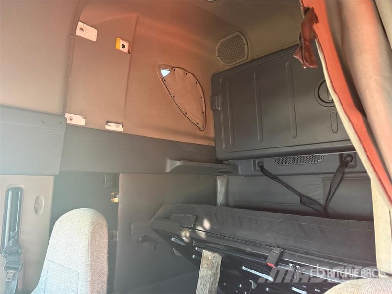 Freightliner Cascadia 125 6x4 T/A Sleeper Truck Tractor (Inoper 트랙터 유닛