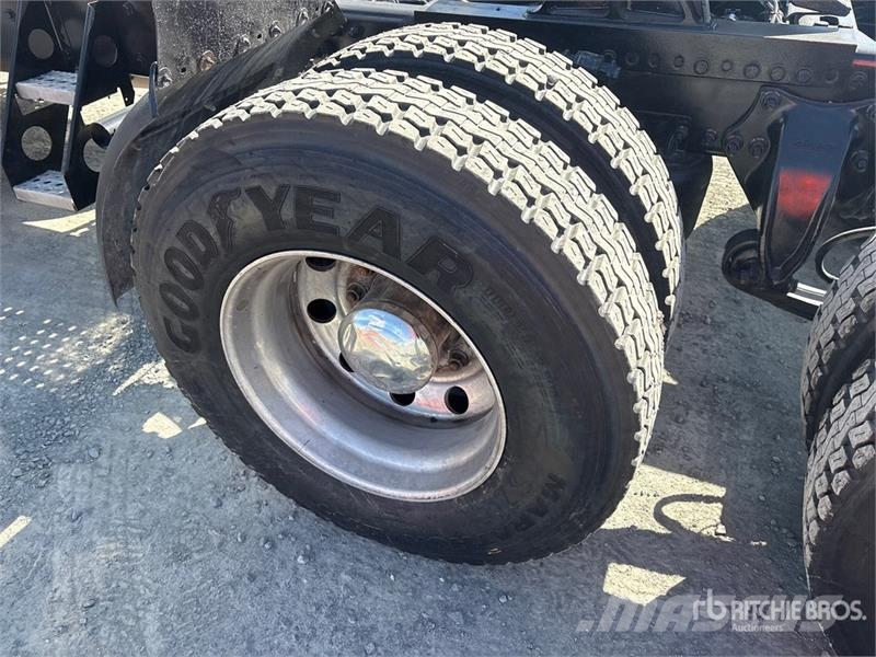 Freightliner Cascadia 125 6x2 T/A Sleeper Truck Tractor Vilcēji