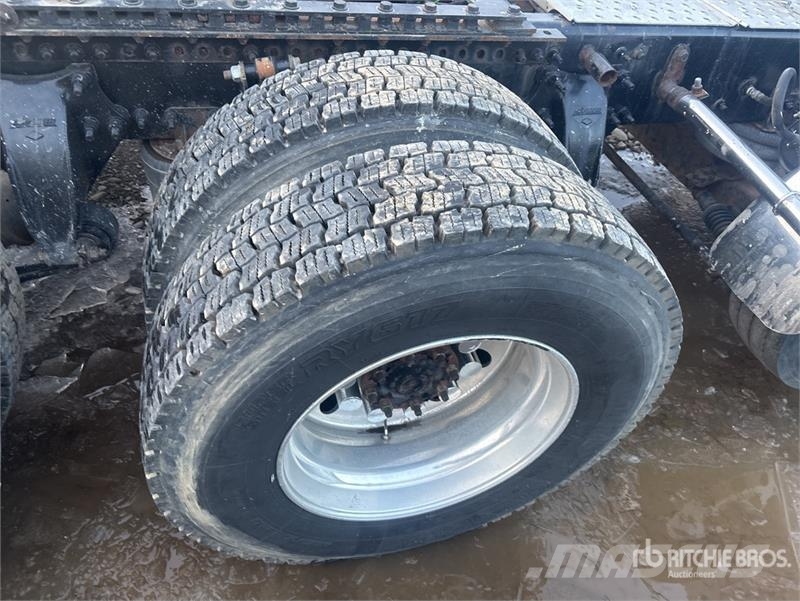 Freightliner Cascadia 126 8x4 Tri/A Sleeper Truck Tractor Trekkvogner