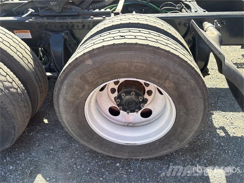 Freightliner Cascadia 126 6x4 T/A Sleeper Truck Tractor Camiones tractor