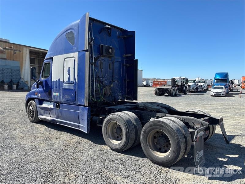 Freightliner Cascadia 125 6x4 T/A Sleeper Truck Tractor Седельные тягачи