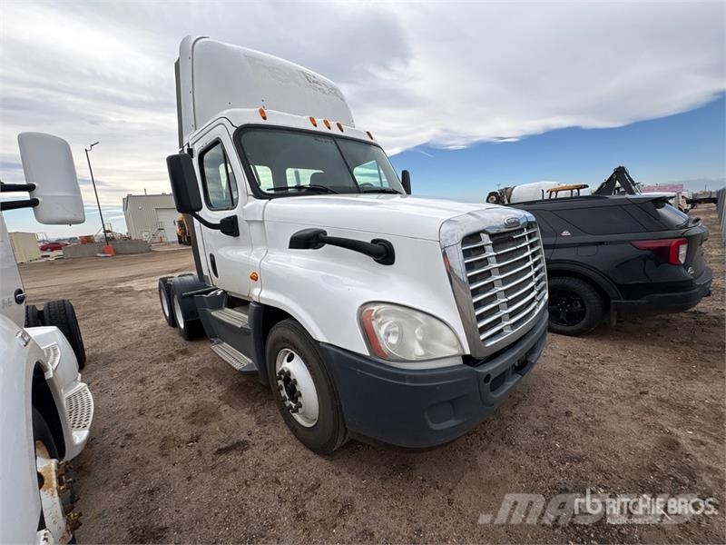 Freightliner Cascadia 6x4 T/A Day Cab Truck Tractor Vilcēji