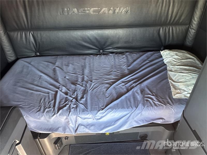 Freightliner Cascadia 126 6x4 T/A Sleeper Truck Tractor Nyergesvontatók