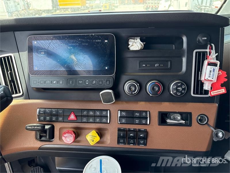 Freightliner Cascadia 126 6x4 T/A Sleeper Truck Tractor Vilcēji
