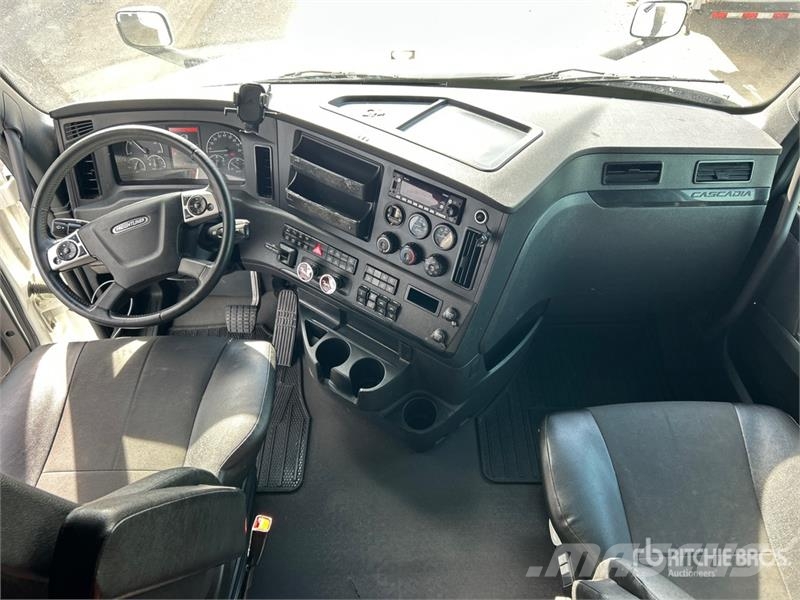 Freightliner Cascadia 126 6x4 T/A Sleeper Truck Tractor Влекачи