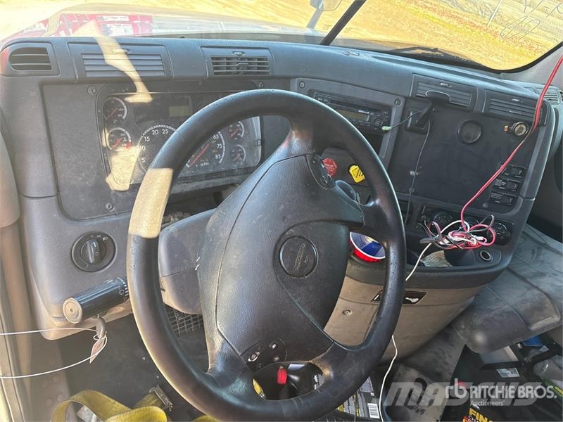 Freightliner Cascadia 125 6x4 T/A Sleeper Truck Tractor (Inoper Cabezas tractoras