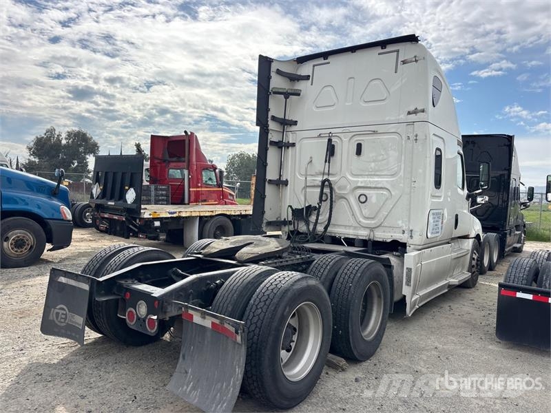 Freightliner Cascadia 126 6x4 T/A Sleeper Truck Tractor Тягачі
