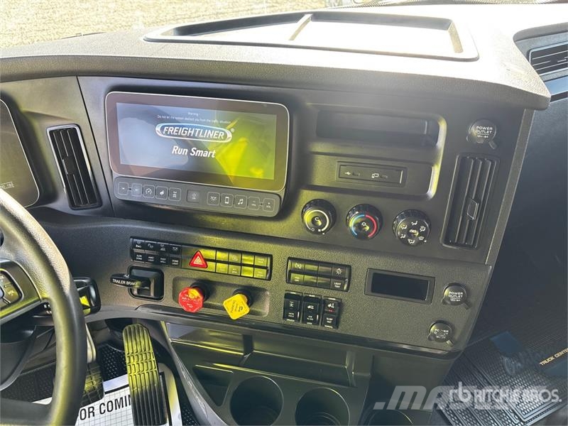 Freightliner Cascadia 126 6x4 T/A Sleeper Truck Tractor وحدات الجر