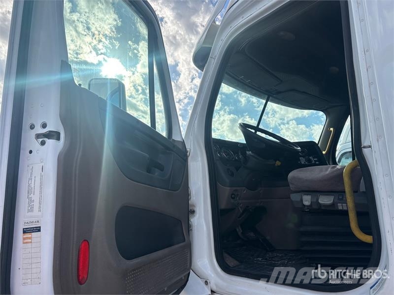 Freightliner Cascadia 125 6x2 T/A Sleeper Truck Tractor Sattelzugmaschinen