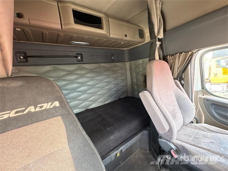 Freightliner Cascadia 125 6x2 T/A Sleeper Truck Tractor Vlačilci