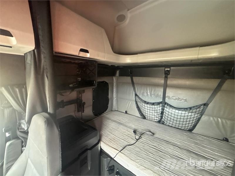 Freightliner Cascadia 126 6x4 T/A Sleeper Truck Tractor Motrici e Trattori Stradali