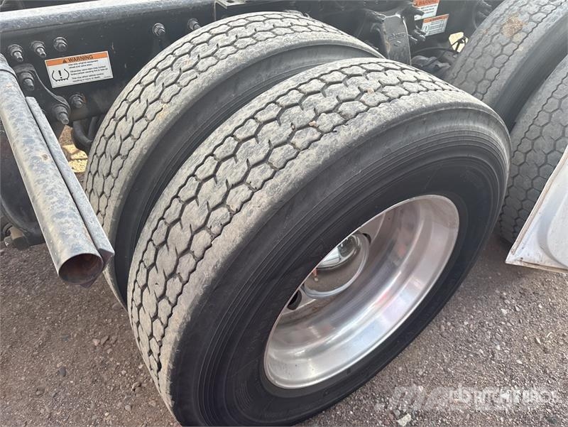 Freightliner Cascadia 126 6x4 T/A Sleeper Truck Tractor 牵引车