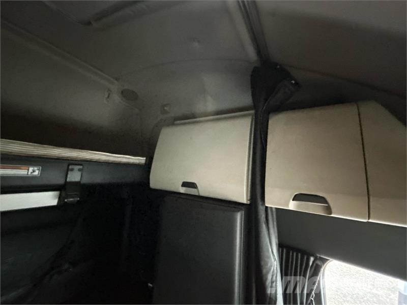 Freightliner Cascadia 126 6x4 T/A Sleeper Truck Tractor Cabezas tractoras