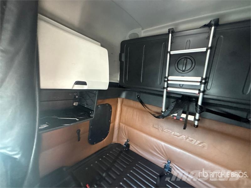 Freightliner Cascadia 126 6x4 T/A Sleeper Truck Tractor Sattelzugmaschinen