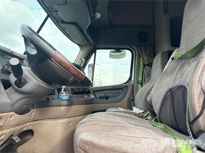Freightliner Cascadia 125 6x4 T/A Sleeper Truck Tractor Vilcēji