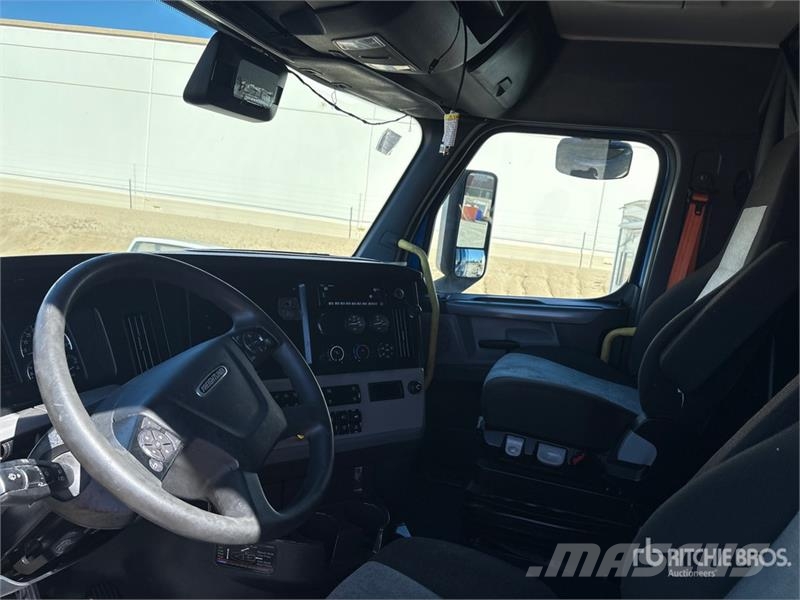 Freightliner Cascadia 126 6x4 T/A Sleeper Truck Tractor Naudoti vilkikai