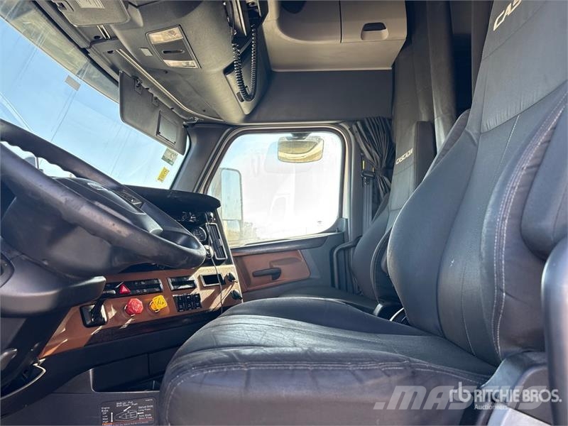 Freightliner Cascadia 126 6x4 T/A Sleeper Truck Tractor 트랙터 유닛